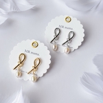 【ｼﾙﾊﾞｰ】結び × 淡水パール ノットピアス ┋ シルバー925  パール　小ぶり　揺れる　上品　フォーマル  ( ピアス・樹脂 ノンホール・イヤリング )