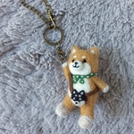緑の豆絞りを巻いた柴犬さんのバックチャーム