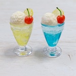 涼しげクリームソーダ２種セット(ブルー＆レモン)　ミニチュアスイーツ　ミニチュアフード　フェイクスイーツ　クリームソーダ