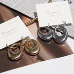 《大ぶり✧モード感》オーバルフープピアス／イヤリング 軽量 個性派 デイリーコーデ 秋冬ニット 結婚式 二次会 お呼ばれ オフィス シンプル シルバー ゴールド