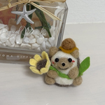 羊毛フェルト　ハリネズミ　マスコット🌻 夏のインテリア、ぬいぐるみ、置物⭐︎送料無料でお届けします⭐︎