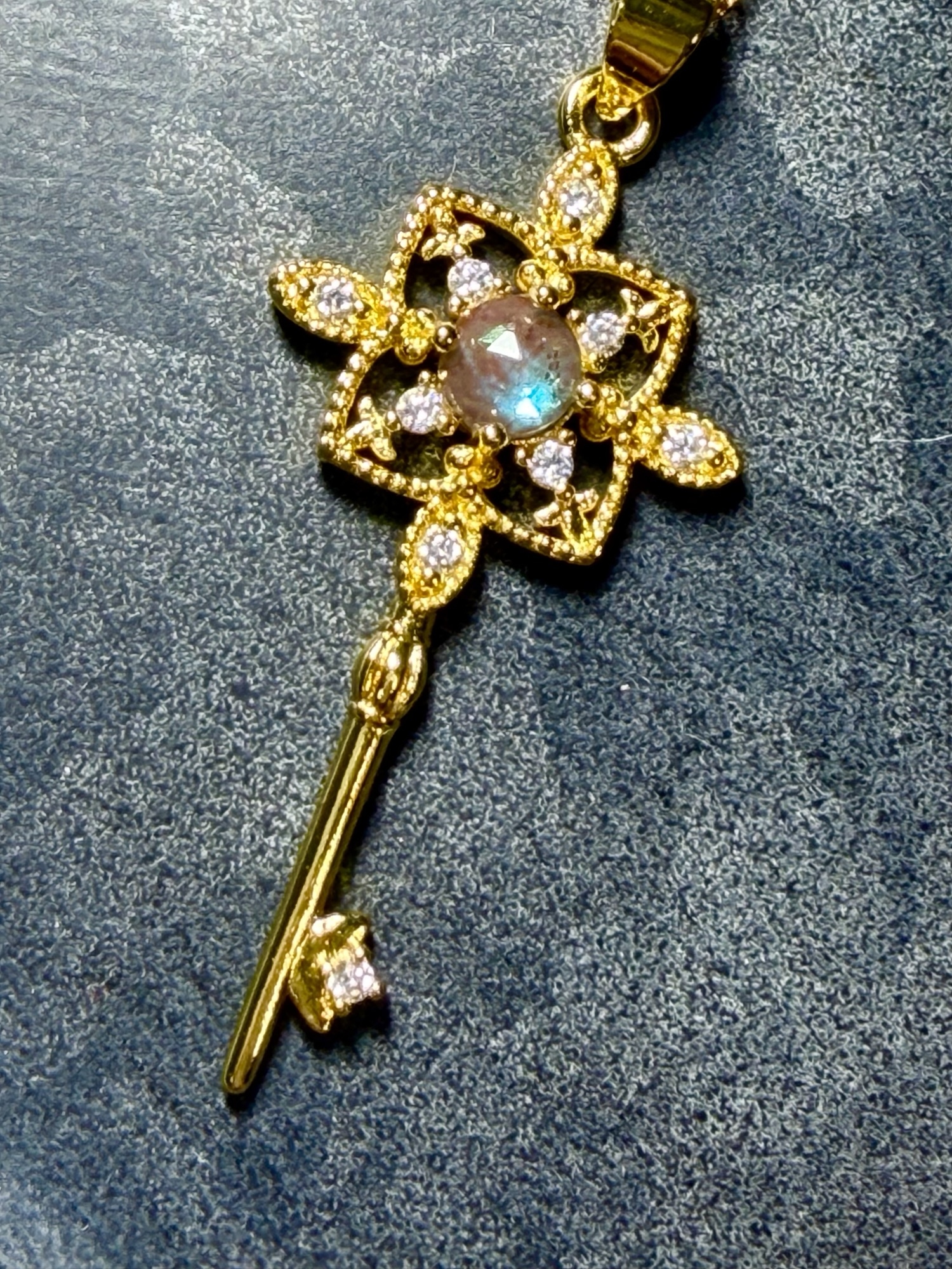 saphiret】アンティークサフィレット keyネックレス ゴールド - Lily