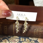 Leaf bijou  earrings リーフ　ビジュー  イヤリング　ピアス　金属アレルギー　キラキラ　可愛い　お洒落　ノンホール 樹脂　痛くない　普段使い　個性的 シンプル　ワンマイル　ロング