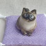 ぽってりお座りシャムサビ猫の置物　レジン