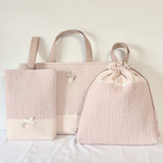 【2026年春　入園入学グッズ3点セット】🐰🍓イチゴのアイスを持ったうさぎのエマちゃんの刺繍ワッペン付きレッスンバッグ・上履き入れ・お着替え袋／女の子／入園準備／入学準備／ヌビキルト
