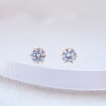 つけっぱなしOK！キュービックジルコニアの一粒４ｍｍピアス【AAAランク】ゴールド/シルバー　サージカルステンレス　金属アレルギー対応