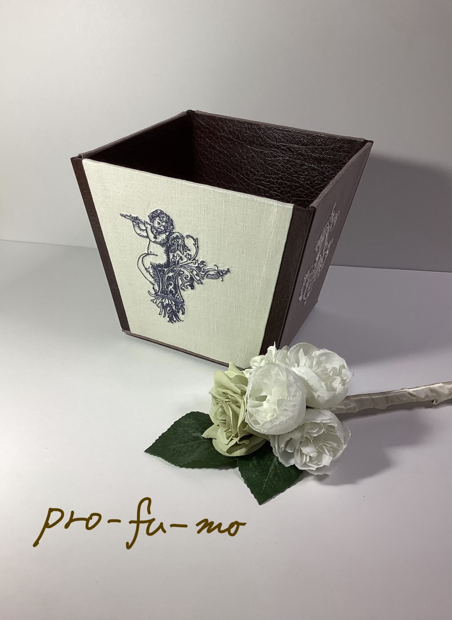★限定一点　小物入れ（L）　ミシン刺繍　マルチケース　天使　モノグラム