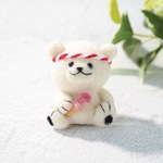 ちょこん！羊毛フェルトマスコット　くまの３兄弟（白い子：お祭り（イカ焼き））