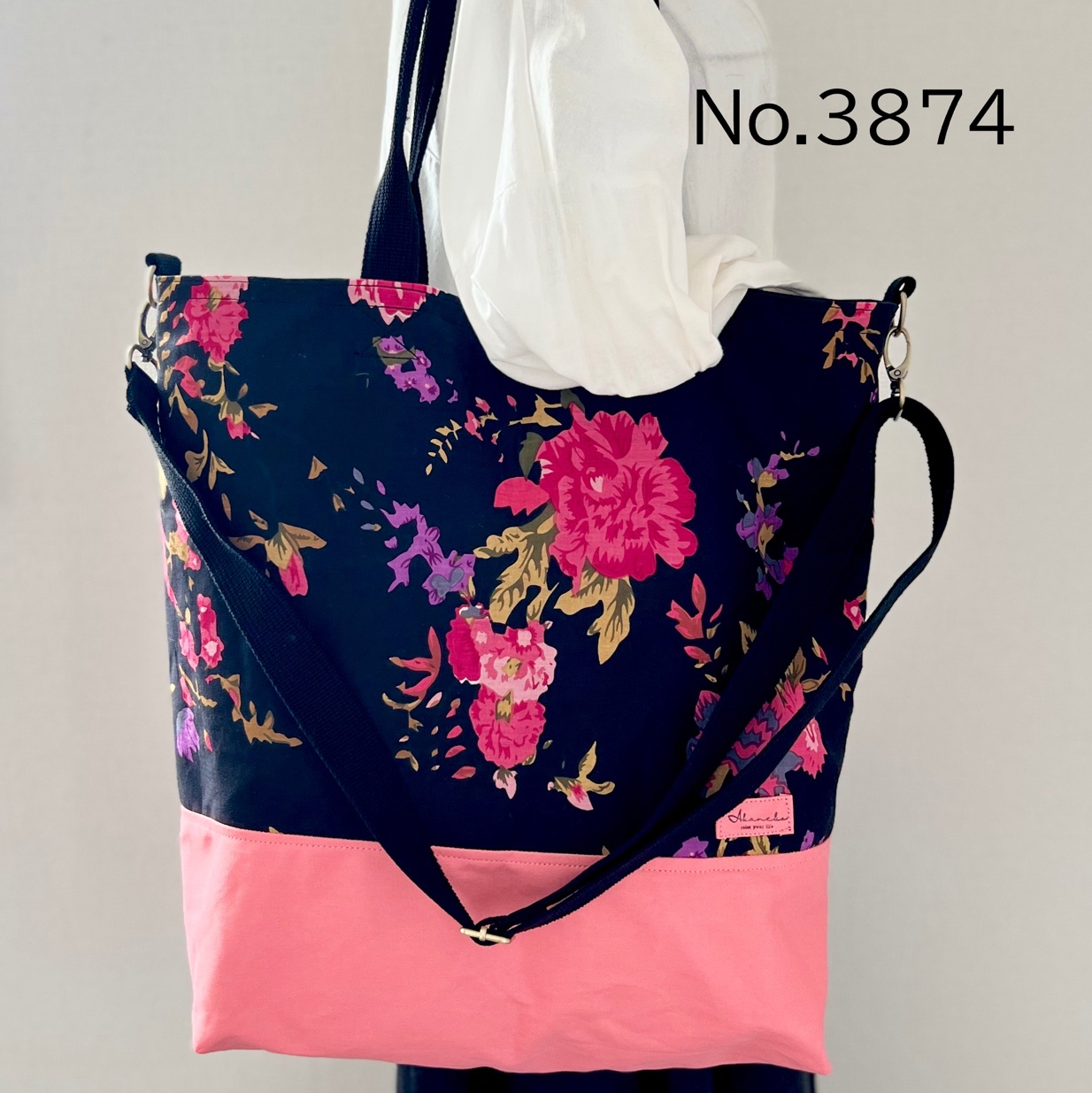 大容量2WAYトートバッグ＊花柄黒×ピンク＊A4対応・ショルダー付き・11号帆布　akaneko