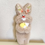 ひよこを抱っこしたうさぎさん