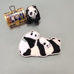 シンシンにじゃれつくシャオシャオとレイレイ🐼パンダ刺繍ブローチ
