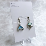 クラゲ&フィッシュテール　アシンメトリーイヤリング ／ サージカルステンレスピアス ／ 樹脂ピアス ／ 金具交換無料　大人可愛い　シルバーカラー