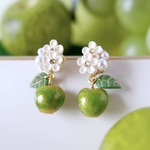 花付き！大人のちっちゃな青りんごイヤリング、ピアス🍏(受注制作) 《緑　りんご　プレゼント　フルーツ》