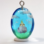 オカメインコと青空のレジンアクセサリー｜ネックレス・チャーム｜一点物  (オカメインコモチーフのシリーズ)