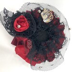 【缶バッチロゼットディスプレイ・観賞用】薔薇と黒チュールのロゼット 赤×黒 ゴシック