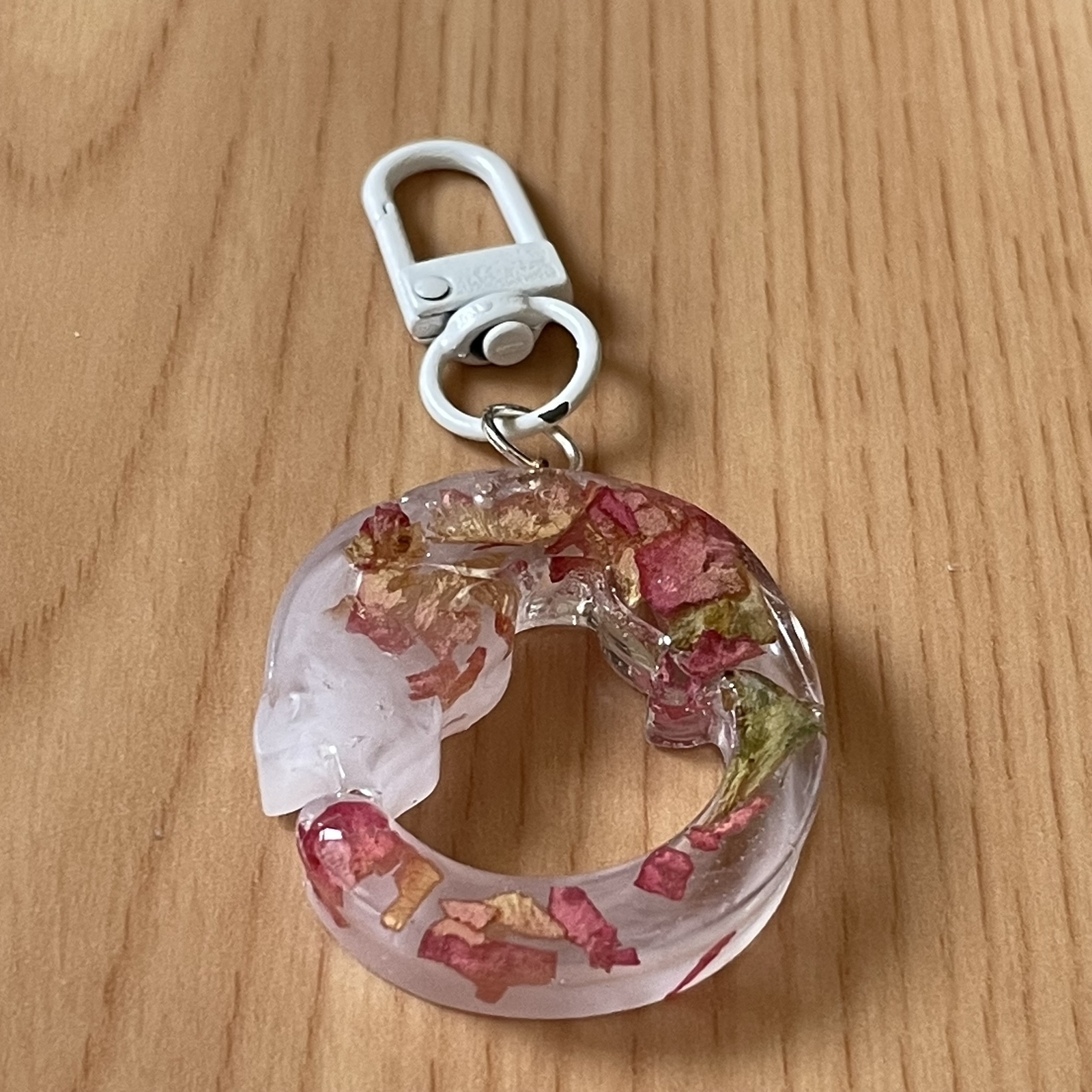 猫とイニシャルOのボタニカル⭐︎レジンキーホルダー（ドライフラワー