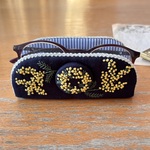 幸せミモザ刺繍ナチュラルメガネスタンドで　心地よいお部屋に。紺色リネン×ブルーストライプ