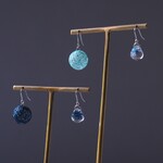 糸玉ピアス 雫アシメ 重ね色 - 潮・夜〈夏限定〉