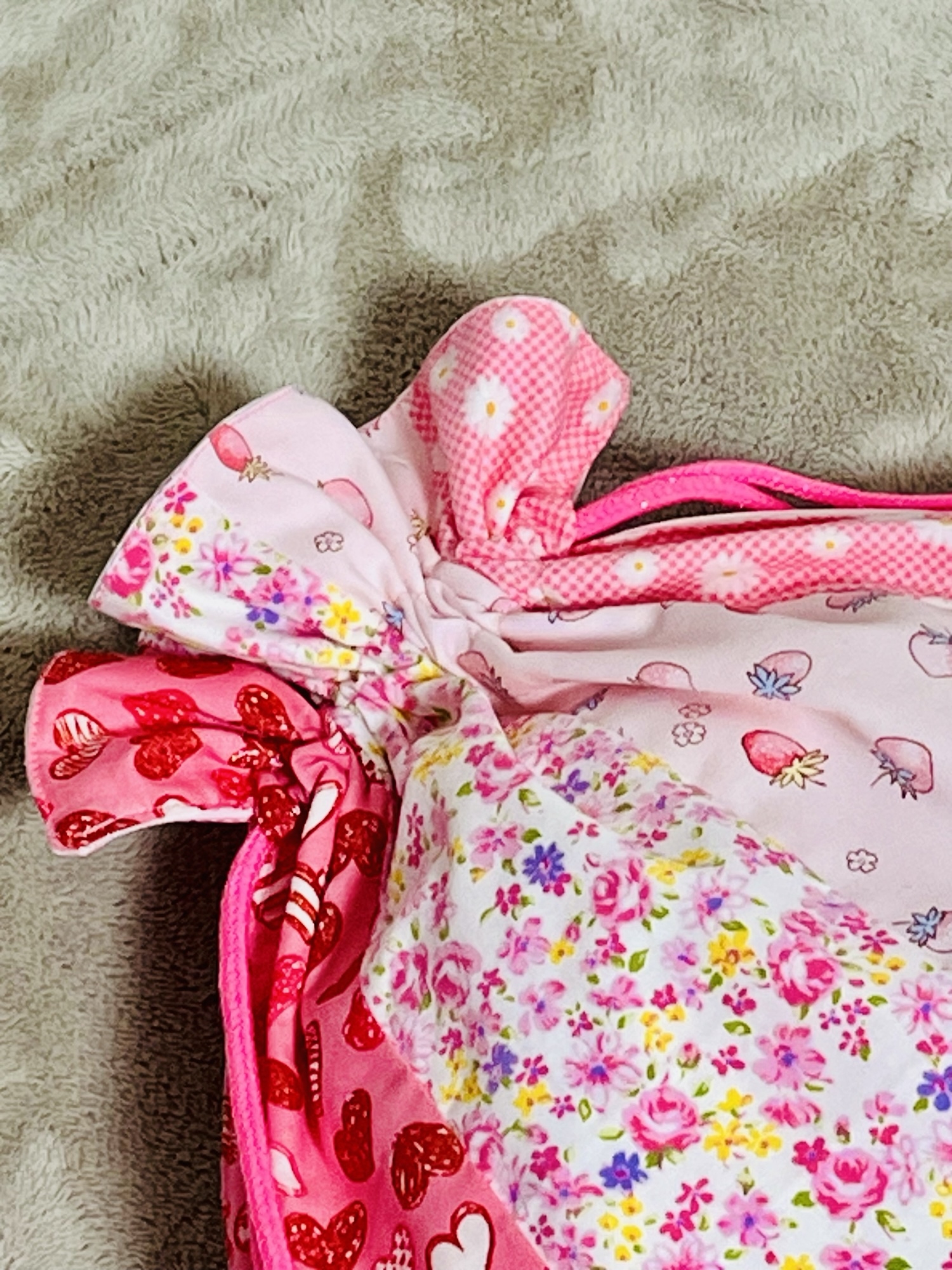 ピンク好きさんへ♡4柄パッチワークの大きめフリル巾着 花柄・いちご