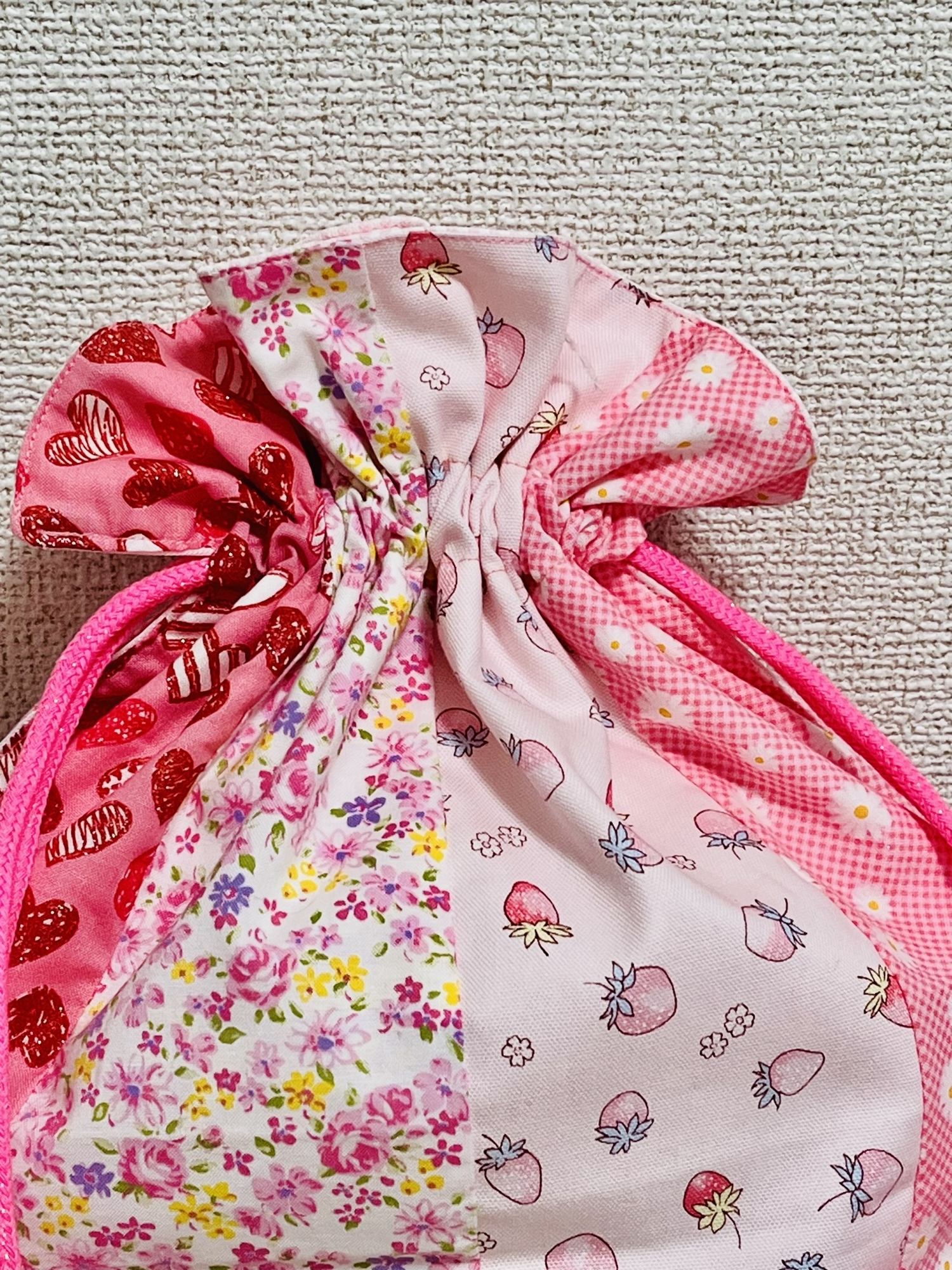 ピンク好きさんへ♡4柄パッチワークの大きめフリル巾着 花柄・いちご