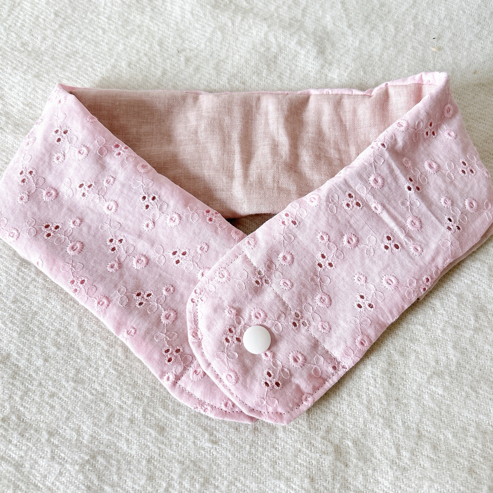 ピンクの白玉、1点限り、刺繍レース ネッククーラーカバー、ハンドメイド、 やさしいピンクの刺繍レース ネッククーラー - SNOWMANYUHI'S GALLERY