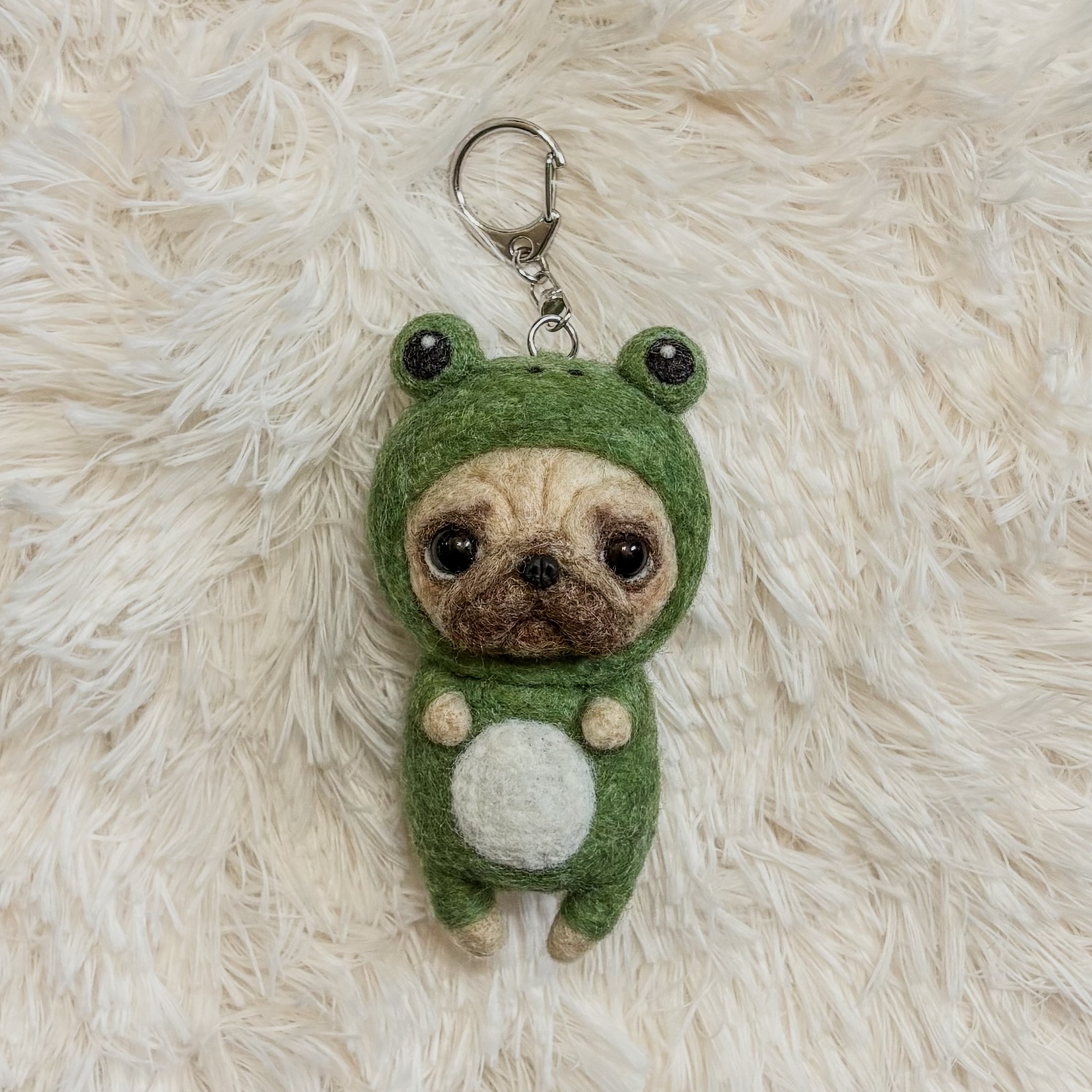 羊毛フェルト パグ キーホルダー かえる｜frog pug keychain 5,550円
