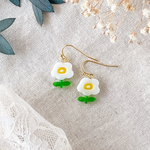 ノスタルジーなお花のピアス🌼*･