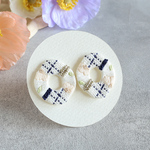 ナチュラルな白い輪っかの刺繍ピアス/イヤリング　
