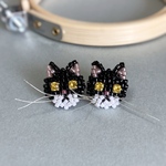 黒白ハチワレ猫さんピアス　ビーズ刺繍