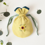 ひまわりの刺繍巾着（ミルキーグリーン×ダークターコイズグリーン）
