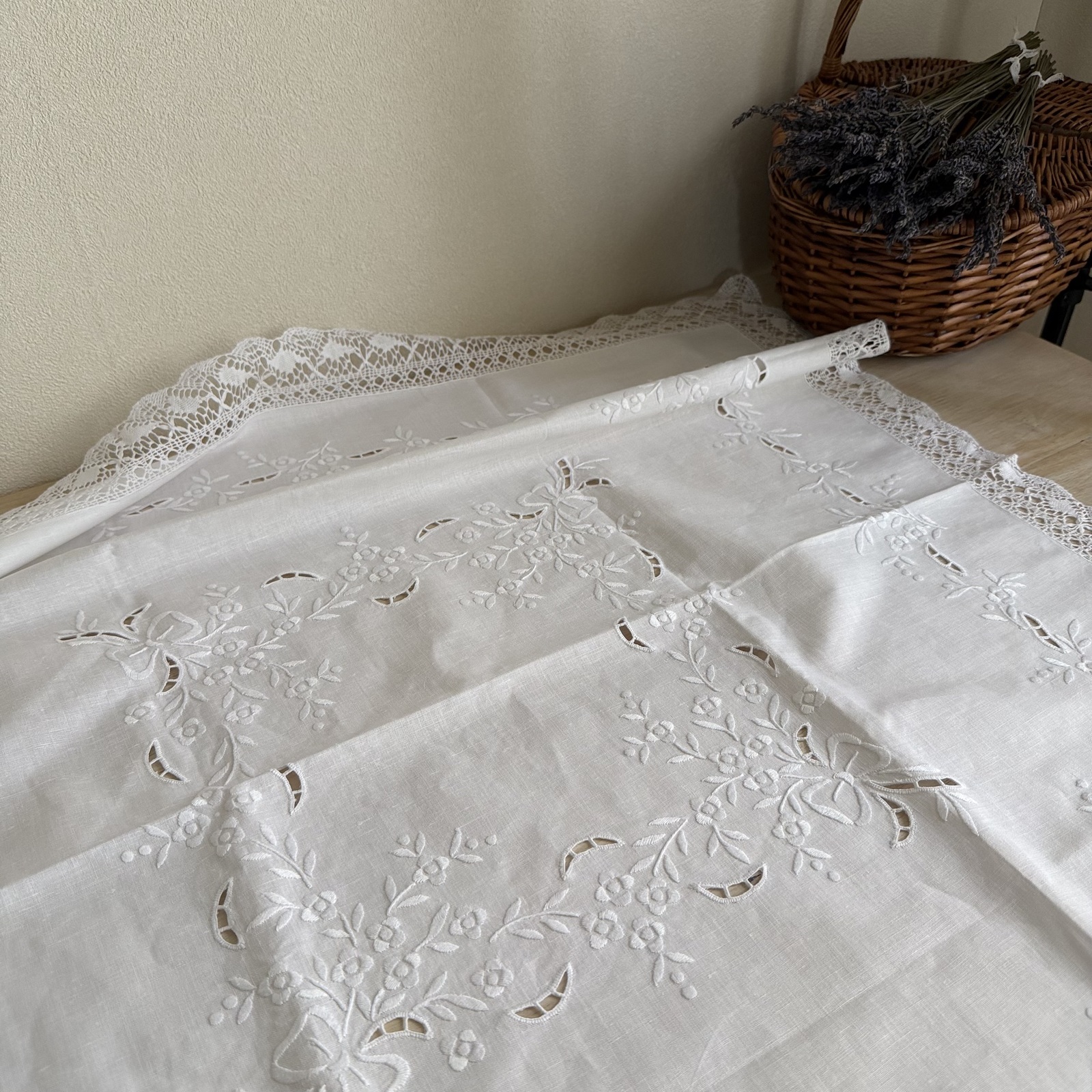 ヴィンテージ リネン テーブル クロスリボン花束手刺繍 白糸刺繍と