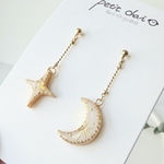 アシンメトリー 星と月の耳飾りホワイト🤍ピアス／イヤリング
