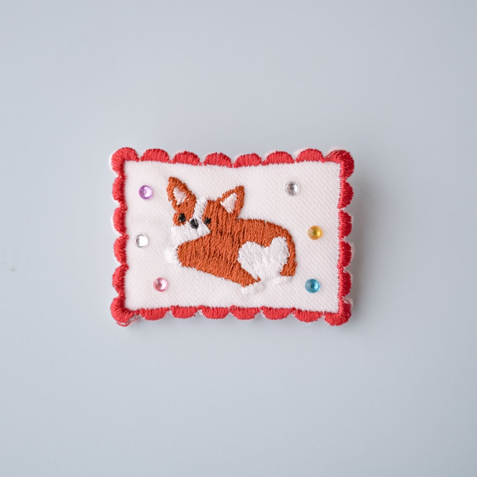 ごきげんコーギーの刺繍ブローチ - どうぶつデパート | minne byGMO