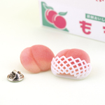 触りたい！もものピンバッチ