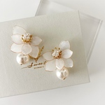 【fleur blanche perl〜ﾌﾙｰﾙ ﾌﾞﾗﾝｼｭ ﾊﾟｰﾙ】白いお花とパールのピアス・イヤリング／ウェディング・ブライダル・結婚式・前撮り・花嫁