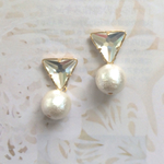 白 コットンパールとさんかくビジューピアス