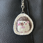 ハリネズミ　手刺繍　小さめ　バッグチャーム　『だいじょうぶ。』　大人かわいい　キーホルダー　ブラウン　まりもの森　