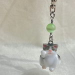 小さな幸せを運ぶ  ぽってりグレー白トラ　招き猫チャーム　レジン