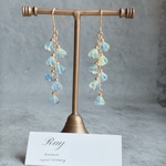 《ガラスの小花/ライトグリーン》ピアス　イヤリング　透明　クリア　パープル　小花　花　ベルフラワー　透明感　揺れる　ライトグリーン　ライトブルー　緑　青　グラデーション