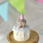 ⁠アロマストーン【苺をのせたホイップ犬】ストーンケーキ フェイクケーキ  フェイクスイーツ 誕生日  ギフト インテリア雑貨 いちご ホイップ犬