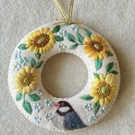 フェルトと刺繍の文鳥とひまわりのリース