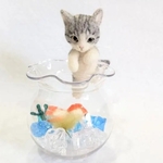 羊毛フェルトの猫  金魚鉢をのぞくサバトラ猫ちゃん