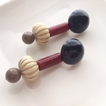 ワインレッドのチューブピアス