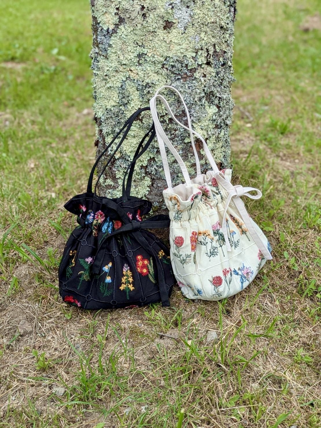 刺繍　巾着バッグ　巾着トートバッグ｜肩掛け｜マチ付き｜8月限定「宝物バッグ」　リボン　２カラー　ブラック　アイボリー