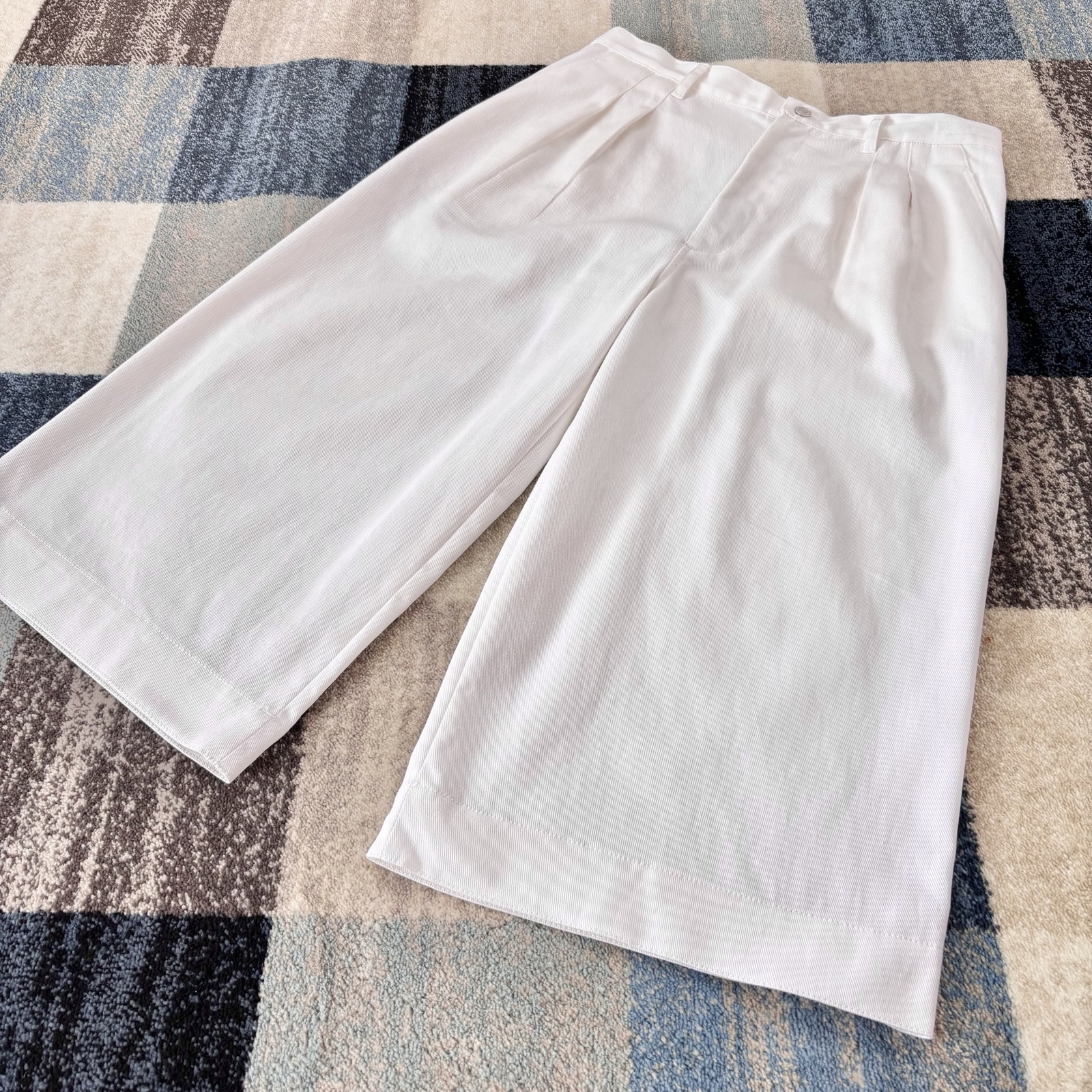 ワイドクロップドホワイトパンツ 7,810円