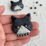 ハチワレ猫の刺繍ブローチ(すみ黒)