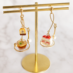 ミニチュアいちごのショートケーキとレモンティーピアス／イヤリング/チャーム