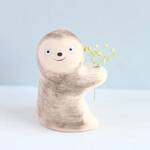 ナマケモノとドライフラワーの置物　（陶器製）