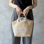 【カゴ風】ホワイト刺繍がきらめく、ベージュ巾着付きトートバッグ