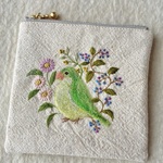 コットンリネンと刺繍の野の花とインコのファスナー付小物入れ